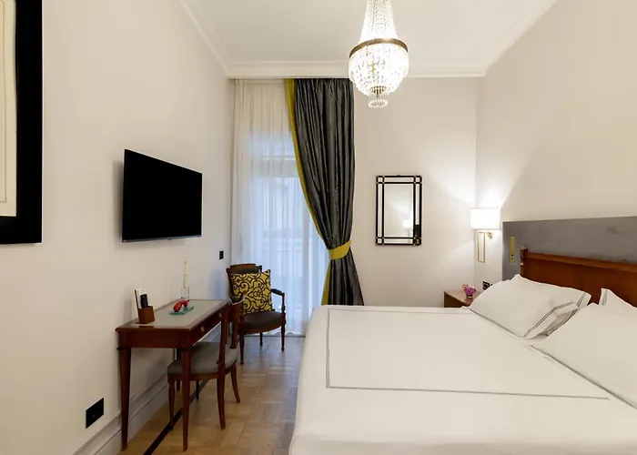 Experience Unmatched Elegance at Naples 5 Star Hotels